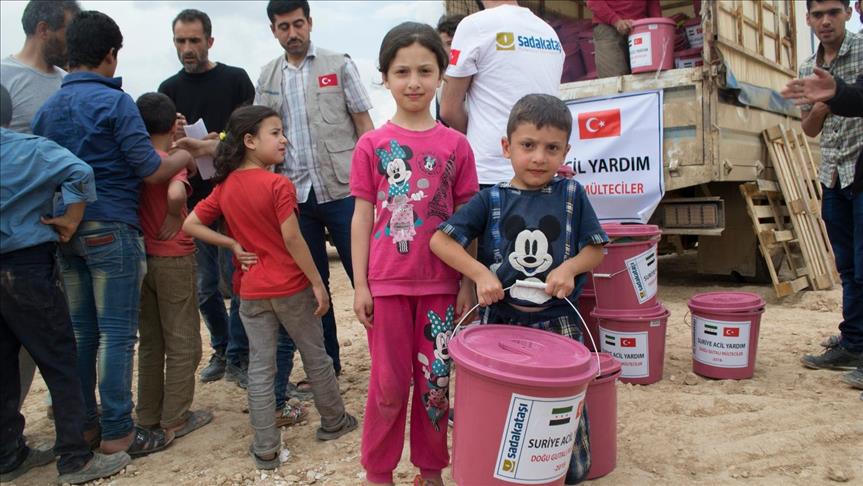 جمعية تركية توزع مساعدات لآلاف المهجرين من غوطة دمشق