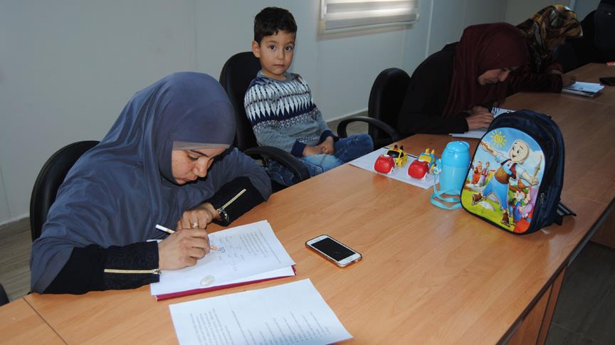 نساء سوريات يبدأن في تعلم اللغة التركية ضمن حملة “محو الأمية” بهذه الولاية