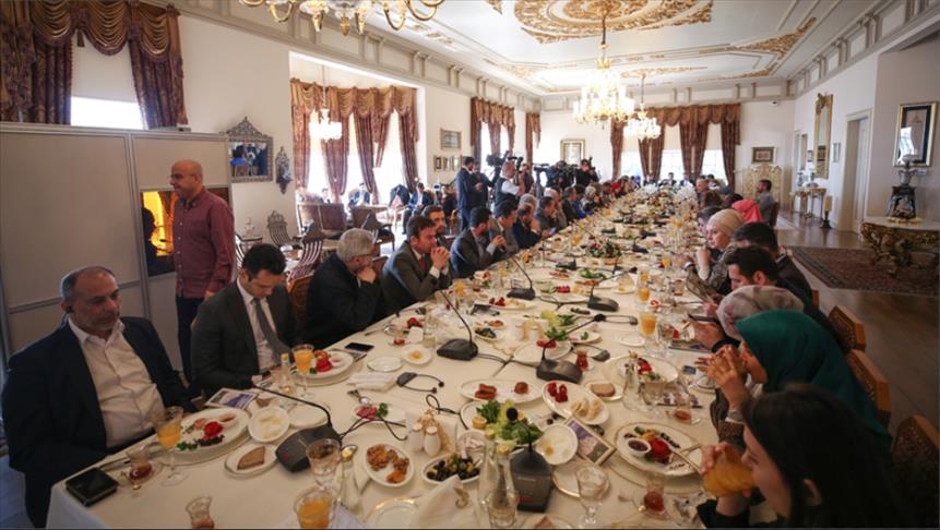 الصحفيون العرب على مائدة إفطار رئيس بلدية إسطنبول