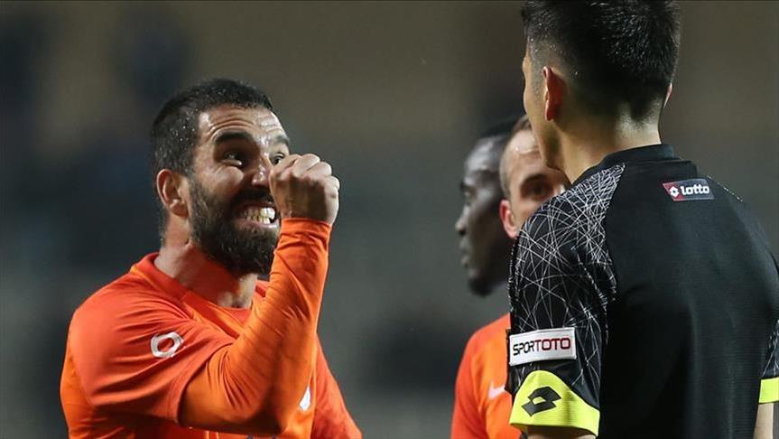 الاتحاد التركي يوقف لاعب برشلونة السابق 16 مباراة متتالية