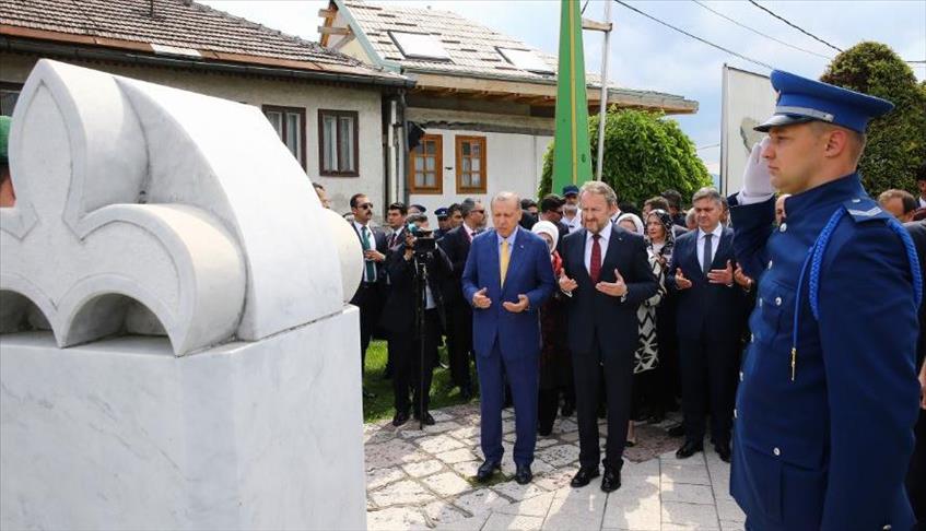 أردوغان يزور قبر علي عزت بيغوفيتش بسراييفو