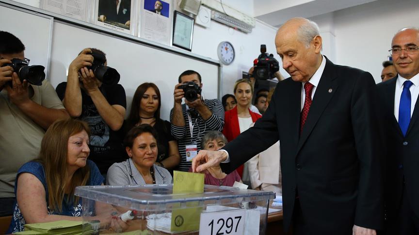 زعيم الحركة القومية التركي يدلي بصوته في الانتخابات