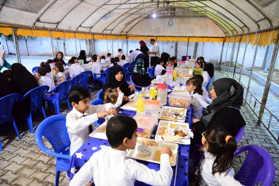 جمعية تركية تقيم مأدبة إفطار للأيتام السوريين بـ”شانلي أورفا”