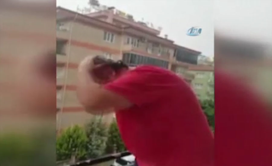 لن تصدق ماذا فعل هذا المواطن التركي تحت المطر (فيديو يحصد مشاهدات كبيرة)