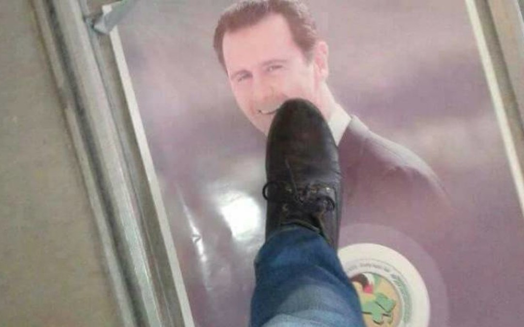 في خطوة أعادت التذكير ببدايات الثورة السورية … الدعس على صورة بشار الأسد وسط دمشق (شاهد الصورة ورسالة)