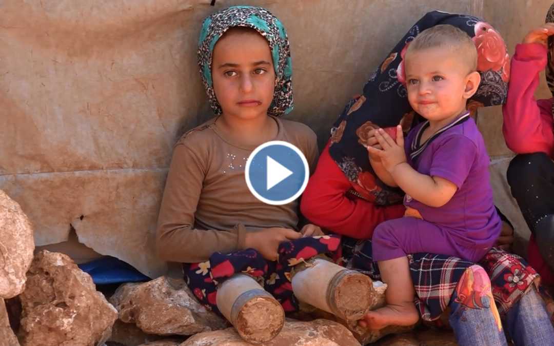 فيديو مؤثر لطفلة سورية تمشي بواسطة عبوات بلاستيكية بعد أن أفقدها بشار الأسد ساقيها