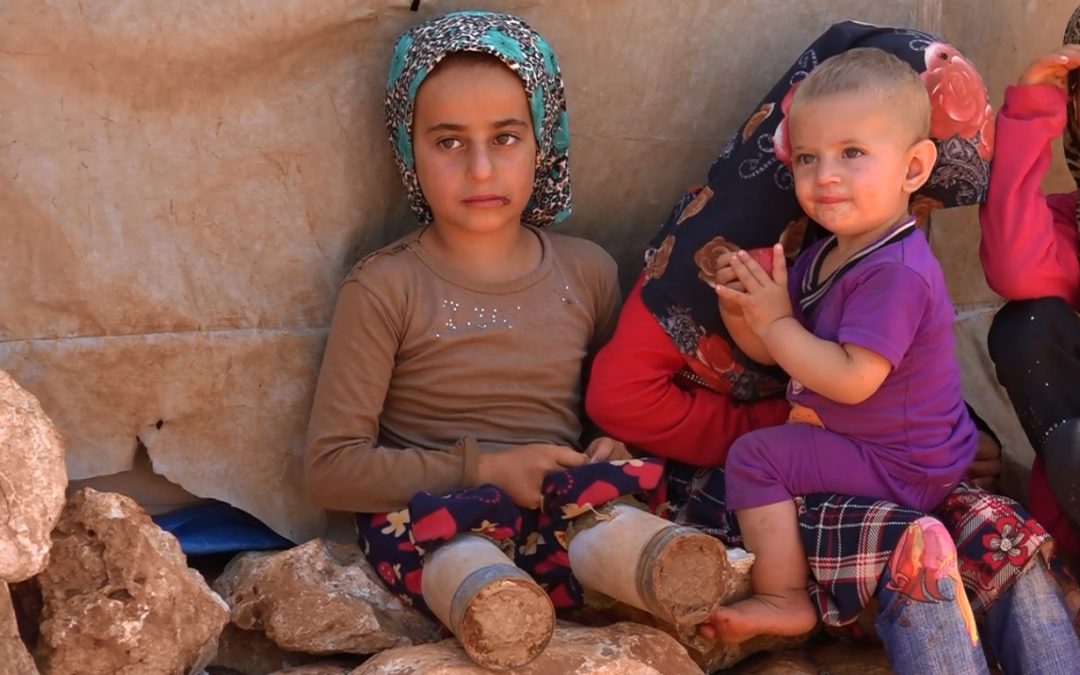فيديو مؤثر لطفلة سورية تمشي بواسطة عبوات بلاستيكية