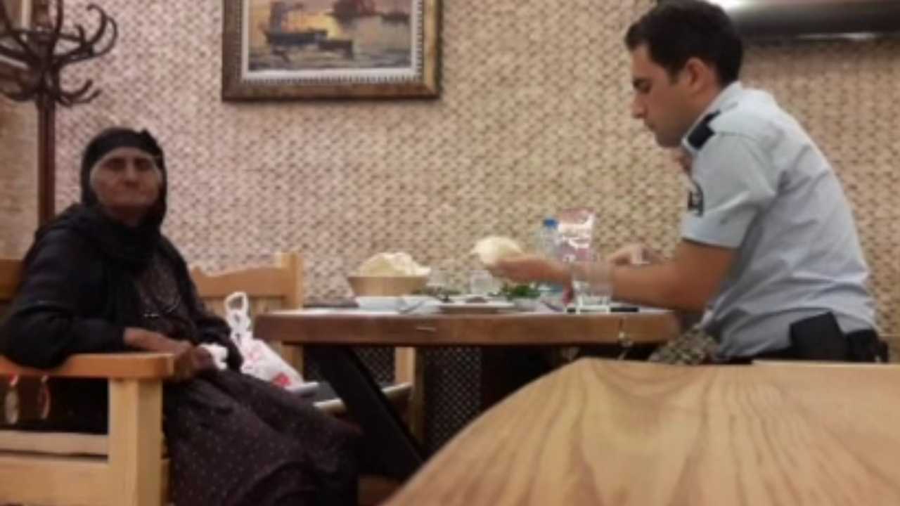شاهد كيف تصرف جنود أتراك حينما صادفوا عجوزاً سورية تائهة (فيديو)