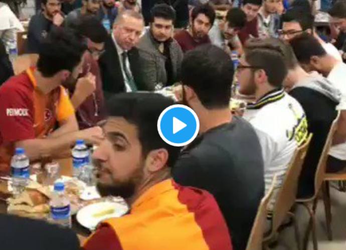 شاهد كيف لبى أردوغان دعوة طلاب جامعيين لتناول السحور معهم