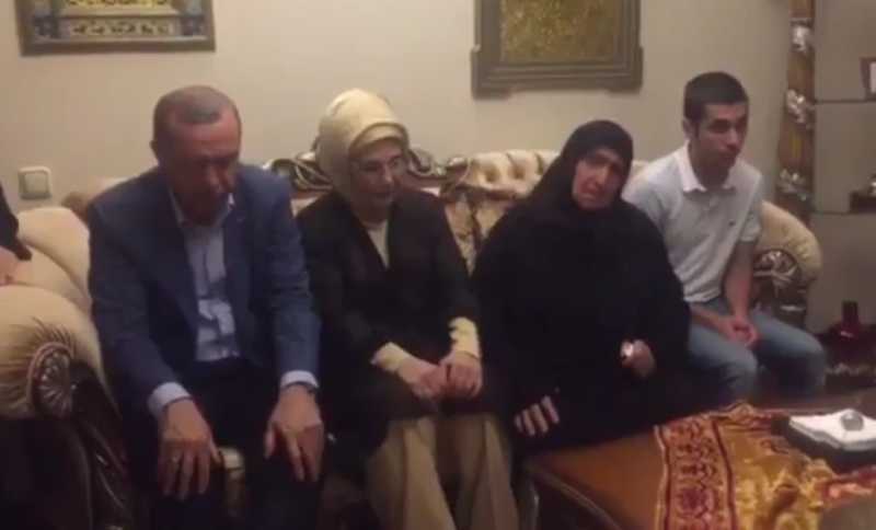 فيديو جديد للرئيس أردوغان وهو يتلو القرآن الكريم في منزل أحد المواطنين