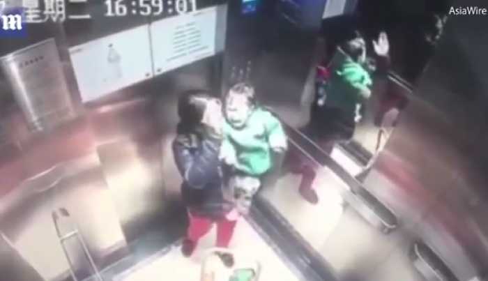 مشهد مروّع تلتقطه كاميرة مراقبة .. طفل عمره عام يتلقى ضربات قاتلة من مربية الأطفال داخل المصعد