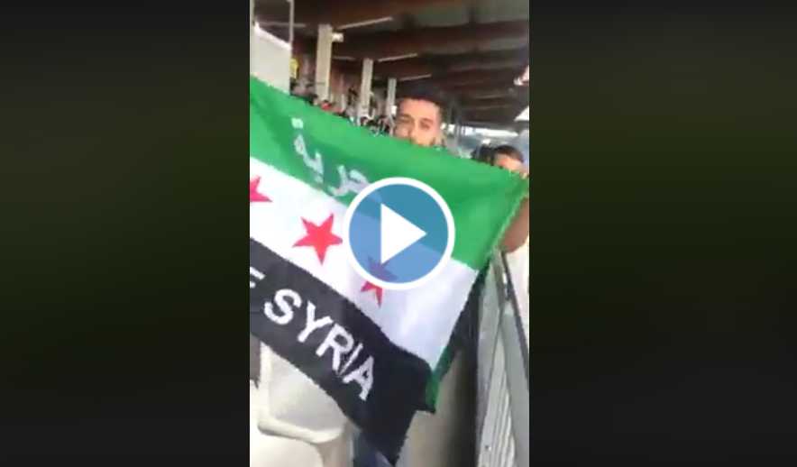 شاهد إنتشار واسع لمقطع فيديو لشبيحة الأسد الرياضيون يتهجمون على سوريون يحملون علم الثورة في النمسا .. وهكذا جاءهم الرد !!