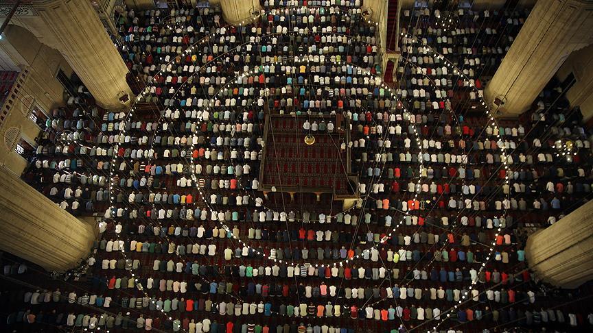 رمضان.. مساجد إسطنبول تشهد ازدحاما في أول صلاة تراويح