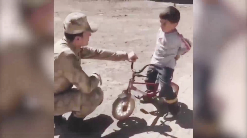 شاهد ماذا فعل عسكري تركي مع طفل كردي! (فيديو مضحك حصد الاف المشاهدات)