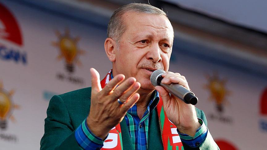 أردوغان في موقف طريف يغني مع الجماهير الحاشدة في ديار بكر
