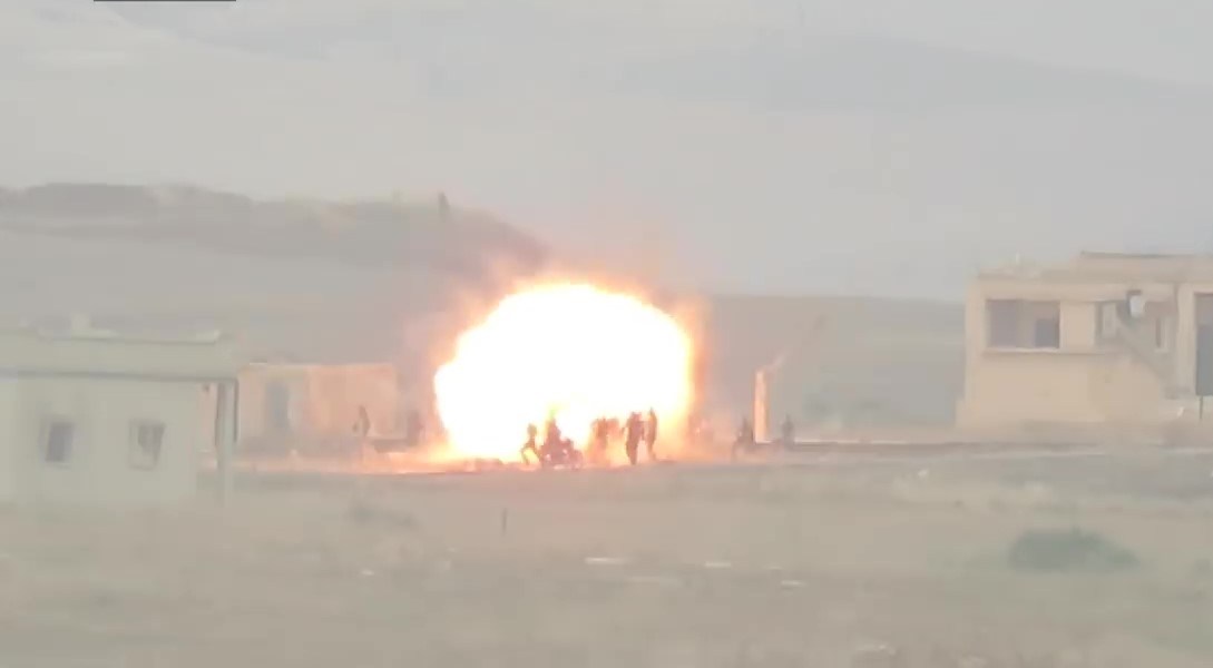 بالفيديو: لحظة استهداف مجموعة من عناصر الأسد من قبل الجيش الحر شمالي حماة