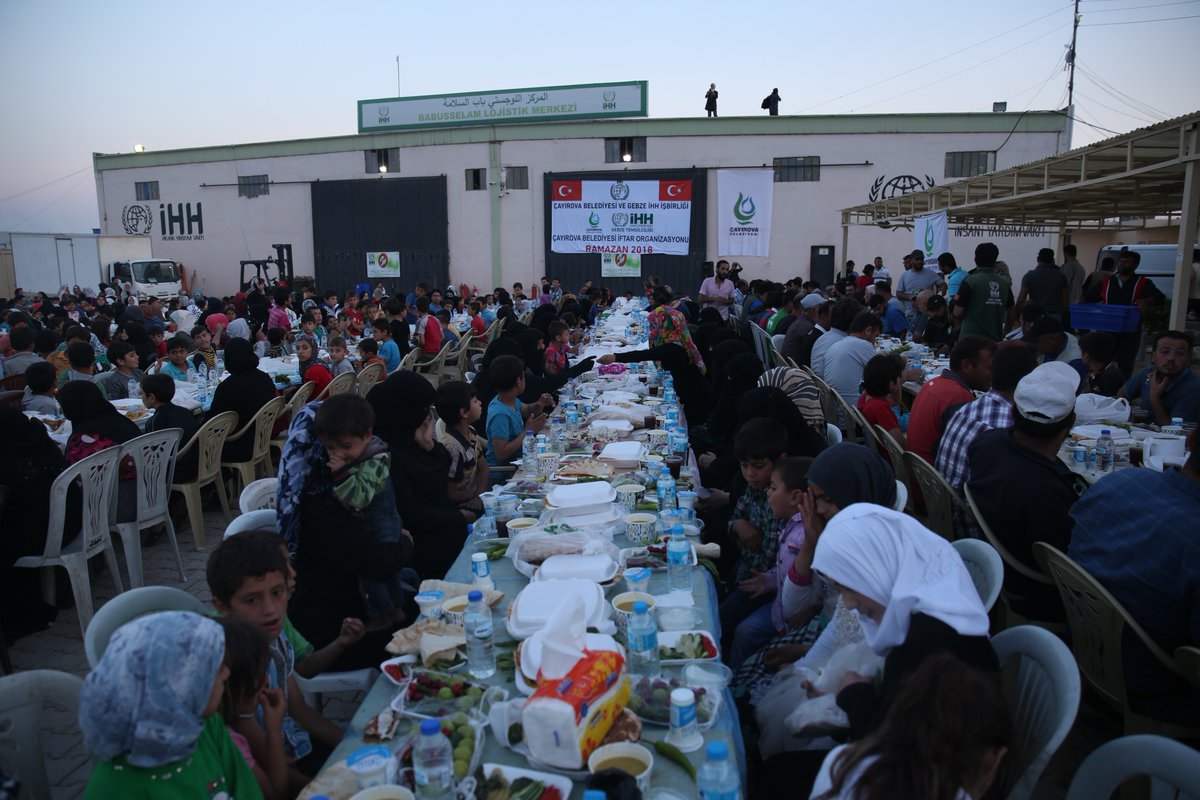 شاهد بالصور.. تركيا تقيم إفطارا جماعياً لـ1200 يتيم في مدينة أعزاز السورية