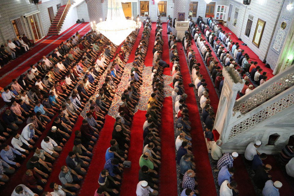 المساجد في تركيا تتجهز لعادة قديمة في الثلث الأخير من رمضان