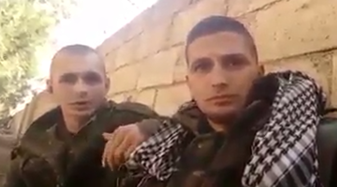 شاهد: عنصر من ميليشيات الأسد يعلم جندياً روسيا الغناء باللغة العربية (فيديو متداول)