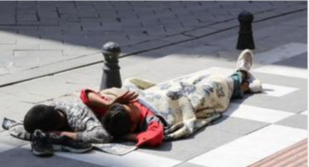 طفلين سوريين نائمين على الرصيف يشغلان الرأي العام التركي