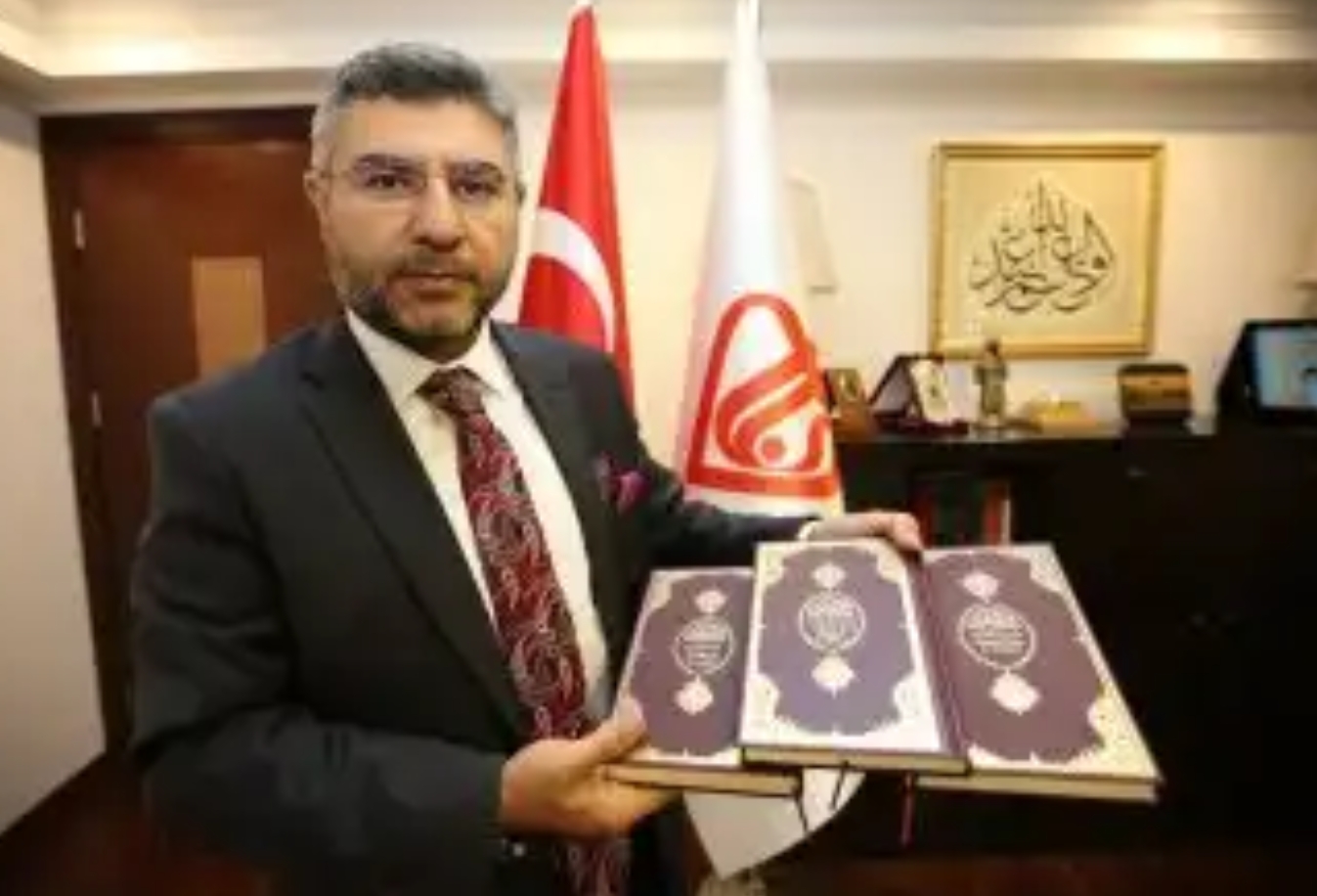 وقف الديانة التركي يوزع نسخا من معاني القرآن الكريم بـ 12 لغة وفي 15 دولة
