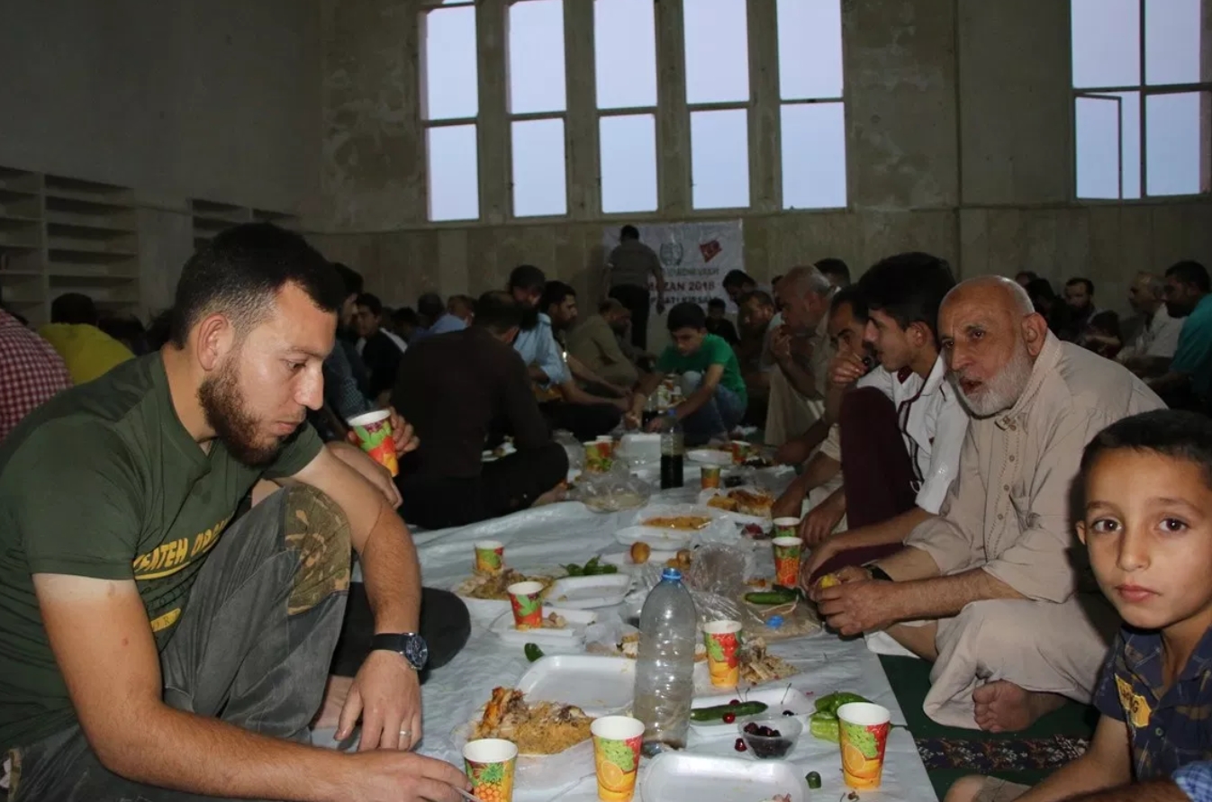 منظمة تركية تقيم إفطار جماعي لـ500 شخص في حلب
