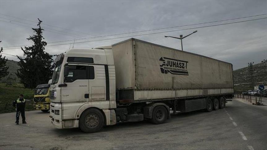 42 شاحنة مساعدات أممية تدخل “إدلب” عبر تركيا