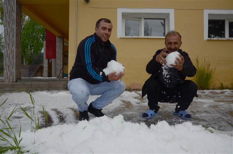تركيا تستقبل الثلوج في حزيران بهذه المنطقة