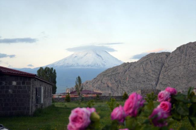 صور تحبس الأنفاس .. سحب قمة جبل آغري التركية تشكل مشهداً جميلاً يشبه القبعة
