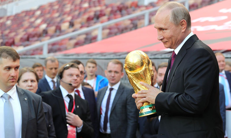 بوتين يحمل كأس العالم 