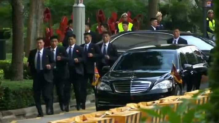 شاهد.. حراس زعيم كوريا الشمالية يهرولون وراء سيارته مجدداً في سنغافورة
