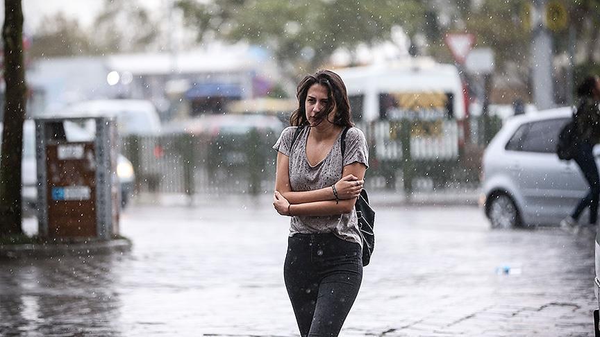 أمطار غزيرة تحل ضيفة على العيد في اسطنبول (فيديو)