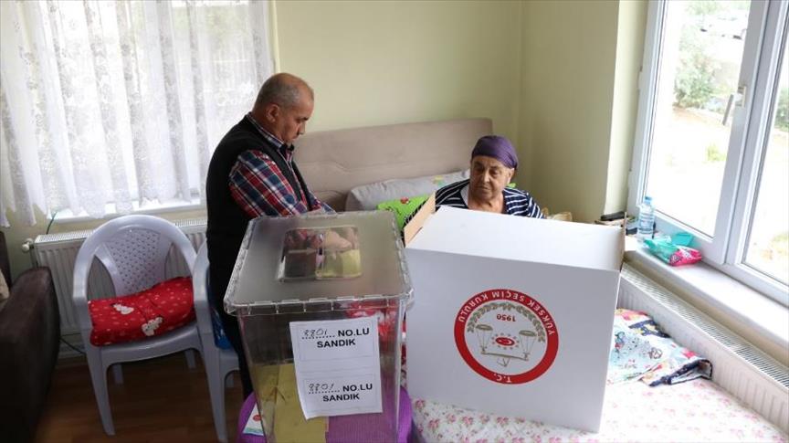 من منزلها.. عجوز تركية تدلي بصوتها في صندوق انتخابي جوال