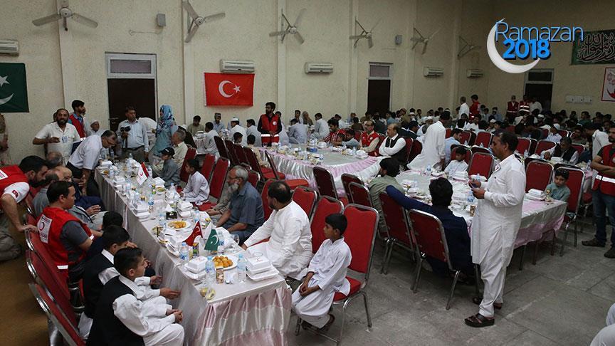 الهلال الأحمر التركي يقيم مأدبة إفطار لـ500 يتيم في باكستان