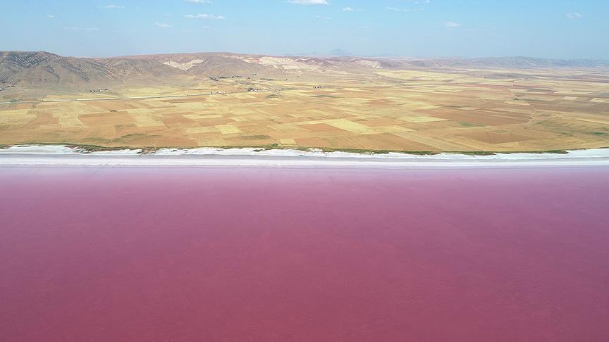 ظاهرة طبيعية تزيّن بحيرة الملح التركية بالأحمر والأزرق