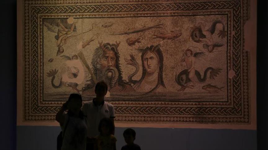 “الفتاة الغجرية”.. تجذب السياح لمتحف “زيوغما” التركي