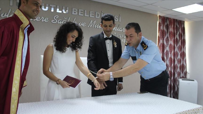 شرطي تركي وعروسه يدخلان “عش الزوجية” بـ “الكلبشات”