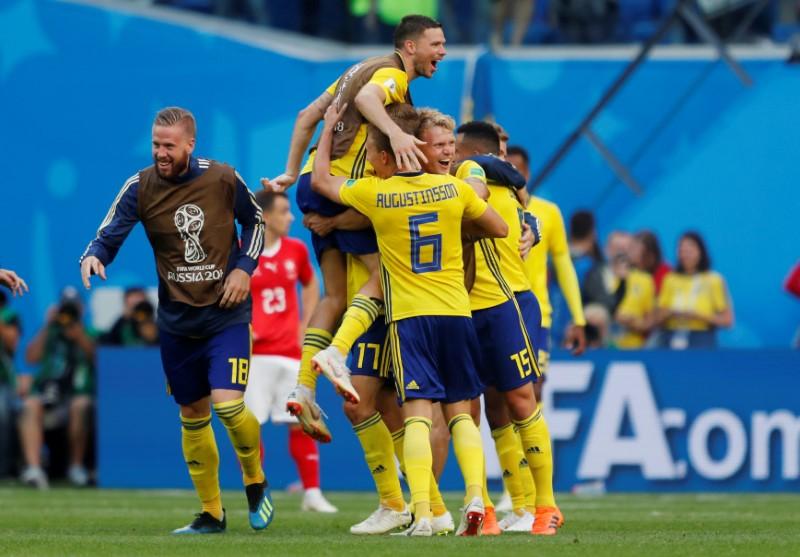 السويد تهزم سويسرا بهدف عكسي وتبلغ دور الثمانية