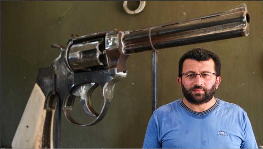 حداد تركي يصنع مسدسا عملاقا