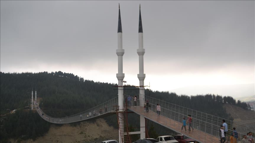 جسر معلق على “مآذن”.. قبلة عشاق التصوير بتركيا