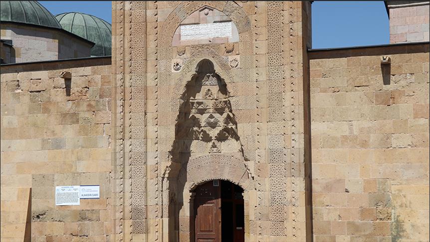 على باب مسجد سلجوقي في تركيا.. الشمس ترسم ظل أميرة