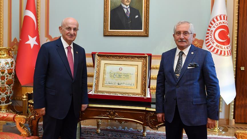 رئيس البرلمان التركي يتسلم وثيقة فوز أردوغان بالرئاسة