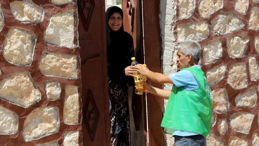 “İHH” التركية توزع مساعدات غذائية لآلاف الأسر شمالي سوريا