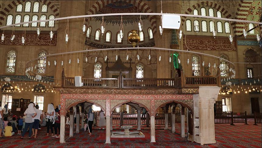 الإعلان عن المساجد التي ستقام بها صلوات الجمعة غداً في اسطنبول