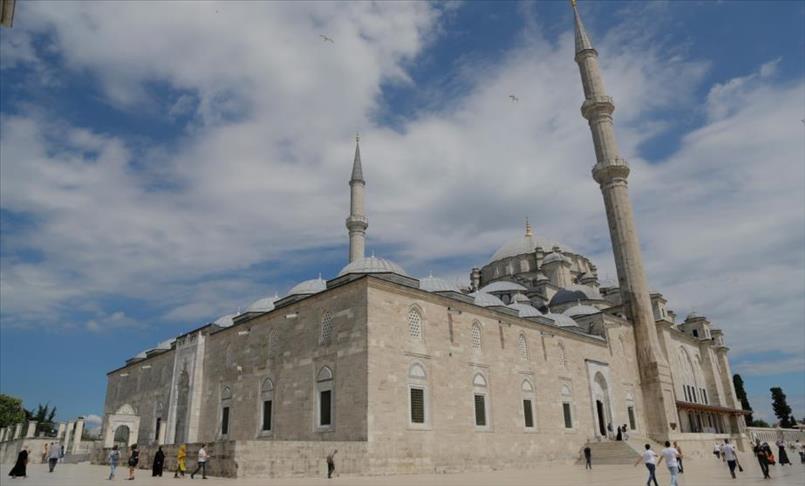 جامع الفاتح.. روحانية يستظل المسلمون بظلها في إسطنبول