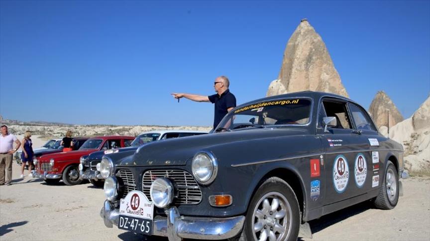 موكب “سيارات كلاسيكية على طريق الحرير” يصل كبادوكيا التركية