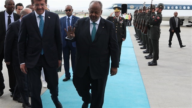 رئيس جيبوتي يرفع شعار “رابعة” حال وصوله أنقرة