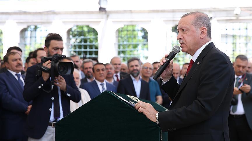 تكريم خاص من أردوغان للبروفيسور سيزغين خلال مراسم تشييعه