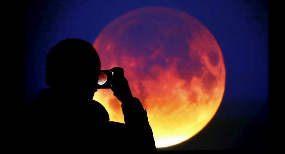 “القمر العملاق” يطل على تركيا بمشاهد ساحرة