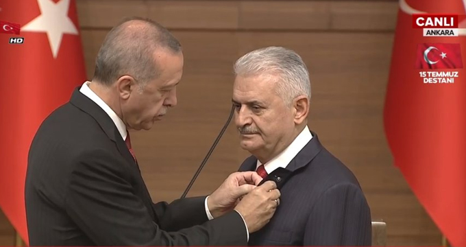 #عاجل | أردوغان يمنح يلدريم وسام الشرف تكريمًا له